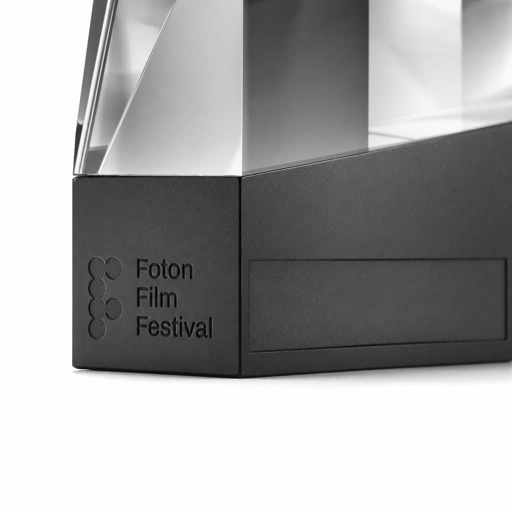 I gdhendur me shenjën e festivalit dhe vitin